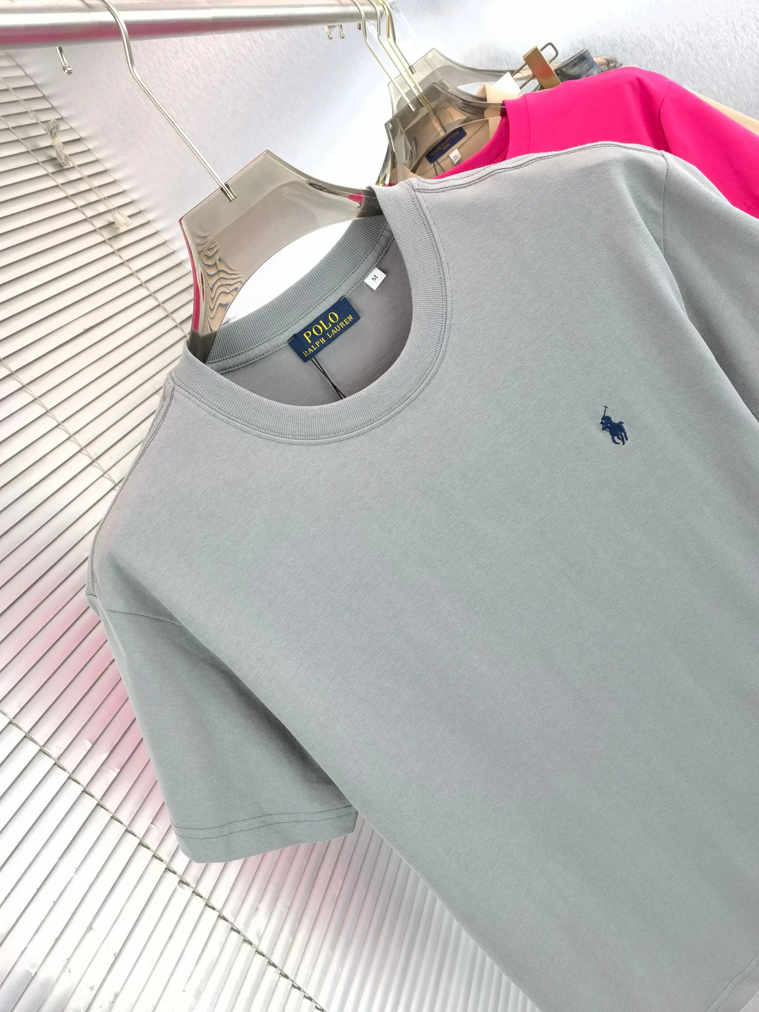 P170 🌸🌸🌸 Ralph Lauren Polo (available all year round) short-sleeved T-shirt 280g, couples style, same style for men and women. Made of imported custom dyed fabric, fashionable yet luxurious. The quality is unquestionable. The upper body effect is great💂🏿 The single product is very unique. Color: Picture color (7 colors) Size: M ~ 2xL